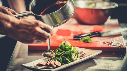 Koch bereitet Essen zu