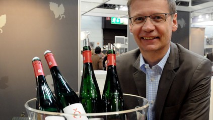 Günther Jauch mit Weinflaschen seinen Weinguts Othegraven