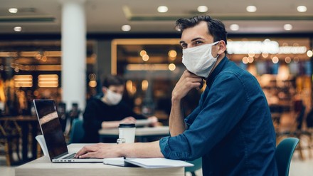 Ein Gast mit Mundschutz in einem Lokal