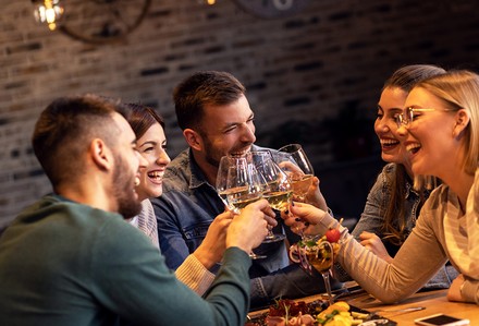 Eine Gruppe fröhlicher Gäste in einem Restaurant