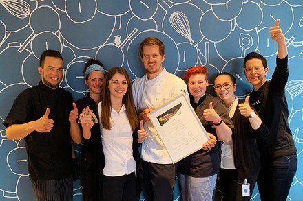 Eine Gruppe junger Leute mit Urkunden in der Hand