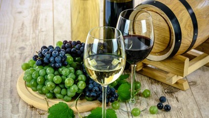 Weißwein und Rotwein auf Tisch