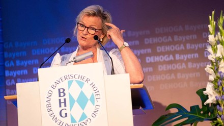 Angela Inselkammer, Präsidentin des Dehoga Bayern, warnt vor panischem Aktionismus. (Foto: © picture alliance/dpa | Nicolas Armer)
Angela Inselkammer