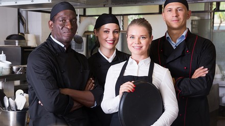 Motivierte und zufriedene Küchen und Service-Mitarbeiter