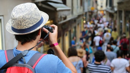 Tourist fotografiert eine Straßenszene