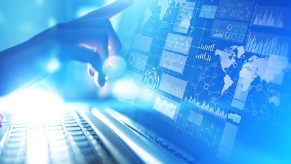 Ein Hacker an einem Computerbildschirm