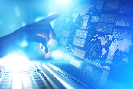 Ein Hacker an einem Computerbildschirm