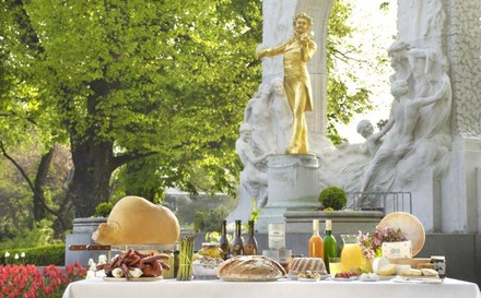 Kulinarische Spezialitäten vor dem Strauss-Denkmal im Stadtpark