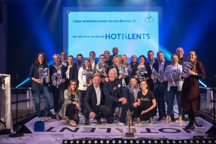 Eine Gruppe Nachwuchs- und Führungskräfte in einem Boxring