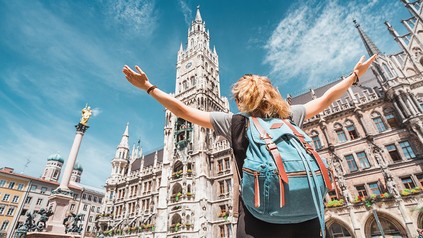 Touristin am Münchner Rathausplatz