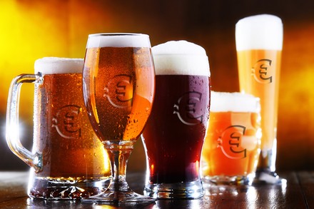 Ein paar Biergläser mit Euro-Symbolen auf einem Tisch