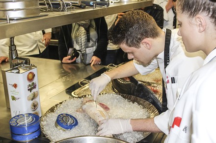 Ein paar junge Köche beim Zubereiten eines Gerichts