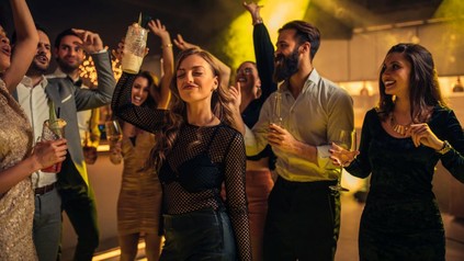 Junge Leute beim Feiern in einem Nachtclub