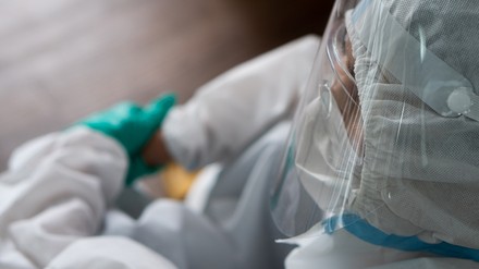 Erschöpfter Arzt oder medizinisches Personal während der Corona-Pandemie