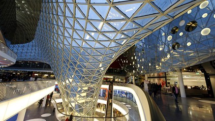 Ein hypermodernes Einkaufszentrum