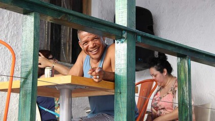 Mann aus Puerto Rico an Tisch