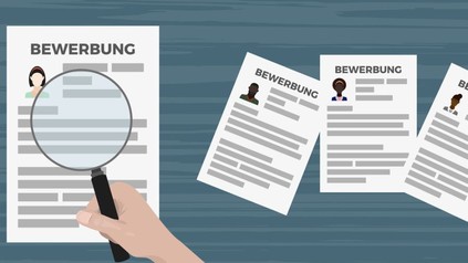 Bewerbung wird mit Lupe angesehen