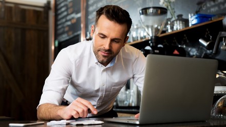 Ein Koch mit einem Laptop