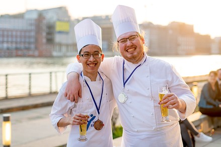 Zwei lächelnde junge Köche