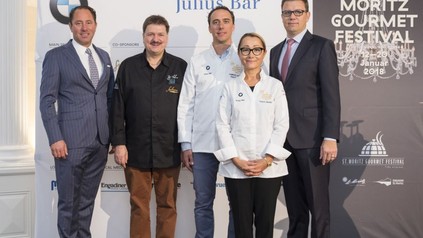 Vereins-Vizepräsident Heinz E. Hunkeler, Gastkoch Jörg Sackmann, Fabrizio Zanetti (Executive Chef des Suvretta House), Gastköchin Tanja Grandits sowei Vereinspräsident Martin Scherer (v. l.)