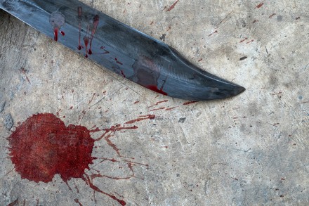 Blutiges Messer und Blutfleck