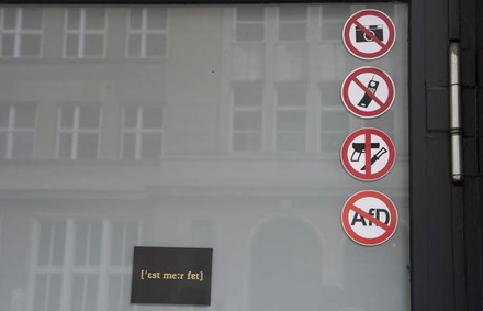 Verbotsschilder am Eingang