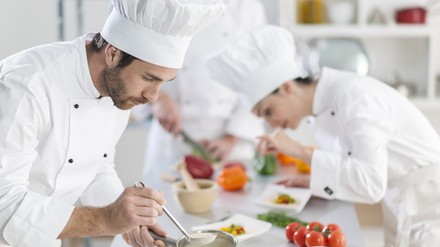 Köche beim Zubereiten von Gerichten