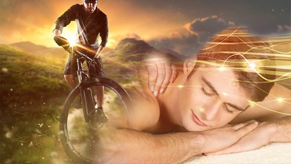 Ein Mountainbiker und ein Mann bei der Massage