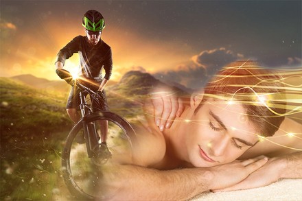 Ein Mountainbiker und ein Mann bei der Massage