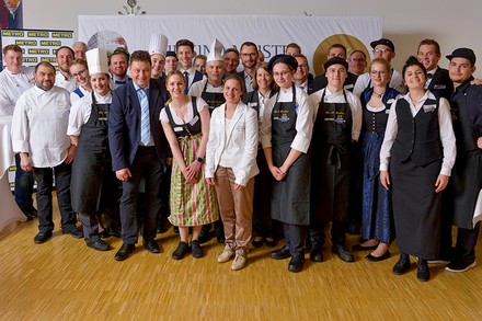 Viele junge Köche mit Urkunden