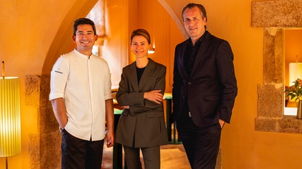 Tohru Nakamura (Executive Chef und Managing Director Schreiberei), Julia Kolbeck (Restaurantleiterin „Tohru“) und Marc Uebelherr (Managing Director Schreiberei) (Foto: © Hoang Dang)