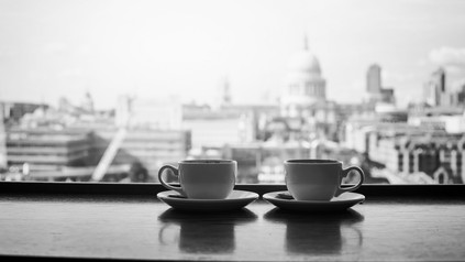 zwei Tassen vor Londoner Panorama