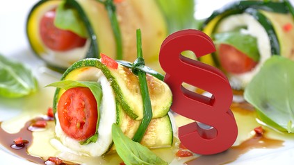 Ein Paragrafenzeichen auf einem Buffettisch