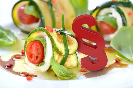 Ein Paragrafenzeichen auf einem Buffettisch