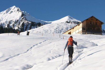 Frau mit Langlaufski
