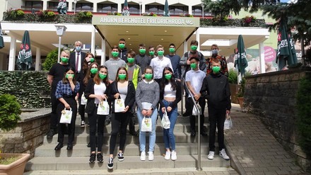 Azubis vor dem Ahorn Hotel Friedrichroda