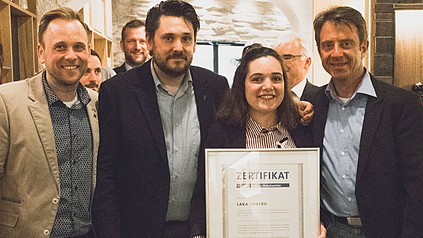 Die bestplatzierte Absolventin Lara Panero erhielt ihr Diplom zur Genusshandwerkerin von JRE-Präsident Alexander Huber (2.v.lks.), Michael Oettinger (lks.) und Küchenfachlehrer Volker Wilsch.