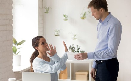Frau weigert sich, einen Briefumschlag anzunehmen.