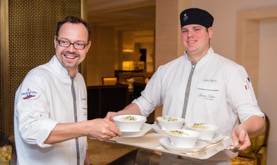 Hendrik Otto und Koch mit Tablett