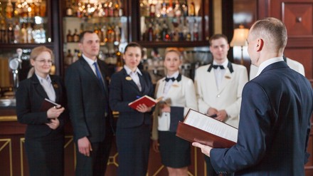 Mitarbeiterbesprechung in einem Hotel