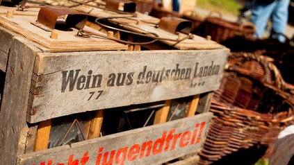 Eine Weinkiste mit dem Aufdruck "Nicht jugendfrei"