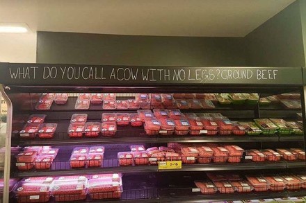 Fleischwaren im Kühlregal