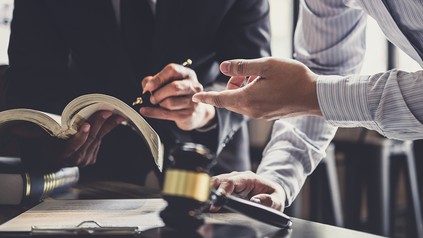 Ein Anwalt und ein Businessmann im Gespräch