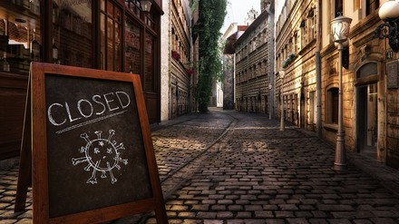 Geschlossen-Schild steht vor einem Restaurant