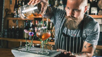Barkeeper müssen sich für ihre Gäste interessieren, um deren Erwartungen zu erfüllen. (Foto: © petunyia/fotolia)