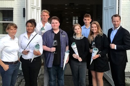 Eine Gruppe Azubis vor einem Hotel