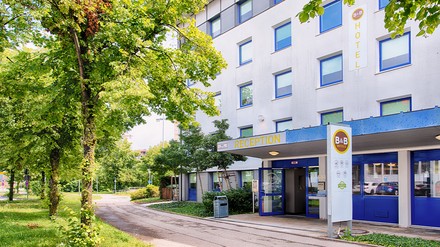Eingang des B&B Hotel München-Garching