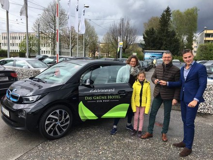 Auch der Fuhrpark des Grünen Bio-Hotel zur Post ist elektrisch. (Foto: © Das GRÜNE Hotel zur Post und Villa Ceconi/facebook.com)