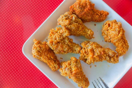 Chicken Wings von KFC auf einem Teller