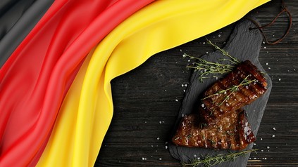 Ein Steak und eine Deutschlandfahne